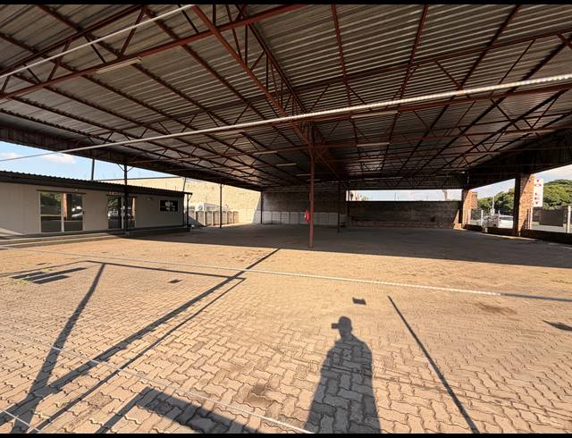 1,001M² SHOWROOM TO LET IN BARTLETT